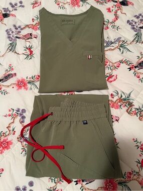 MEDICLO Scrub Set in Avocado